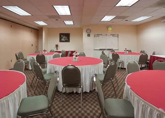 Holiday Inn Express & Suites Tracy By Ihg